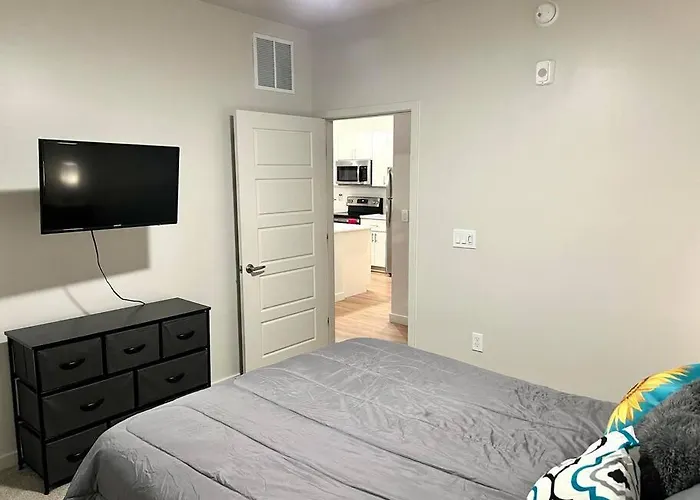 Westgate, Stadium Stunning First Floor 2bed 2bath Apartment Glendale