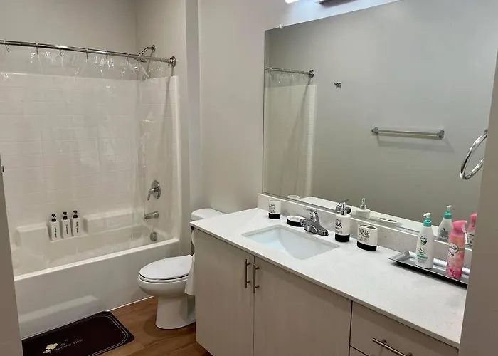 Westgate, Stadium Stunning First Floor 2bed 2bath Glendale
