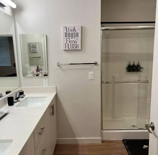 Westgate, Stadium Stunning First Floor 2bed 2bath Glendale